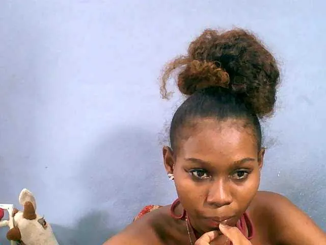 Elisahh – webcam model profile photo