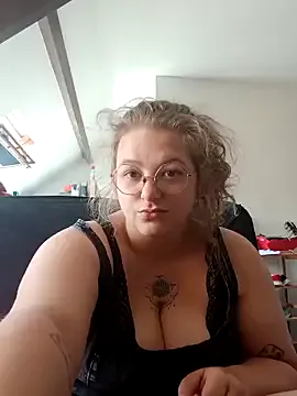 LilouCuriosity – webcam model profile photo