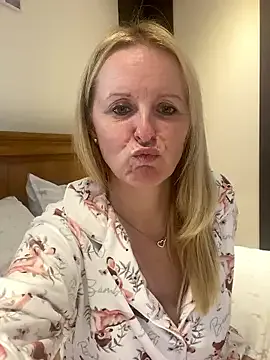 madamlillyrose – webcam model profile photo